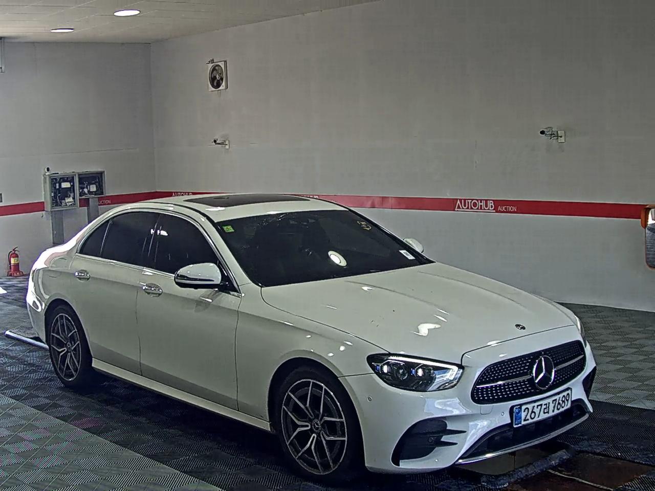 MERCEDES-BENZ E-CLASS (5TH GEN) E220d 4MATIC AMG LINE - фото 1
