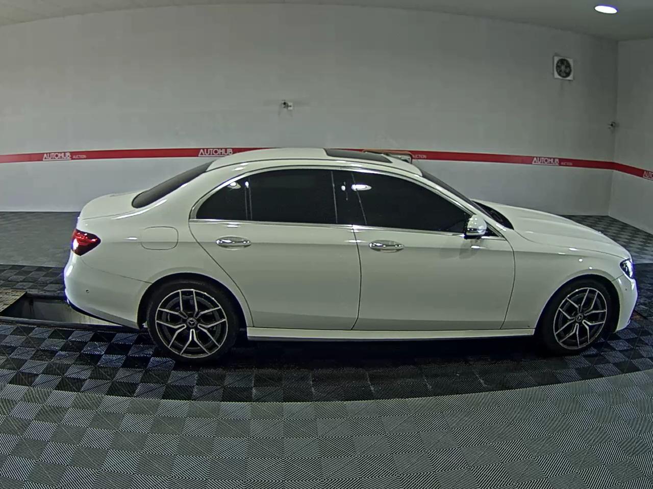 MERCEDES-BENZ E-CLASS (5TH GEN) E220d 4MATIC AMG LINE - фото 2