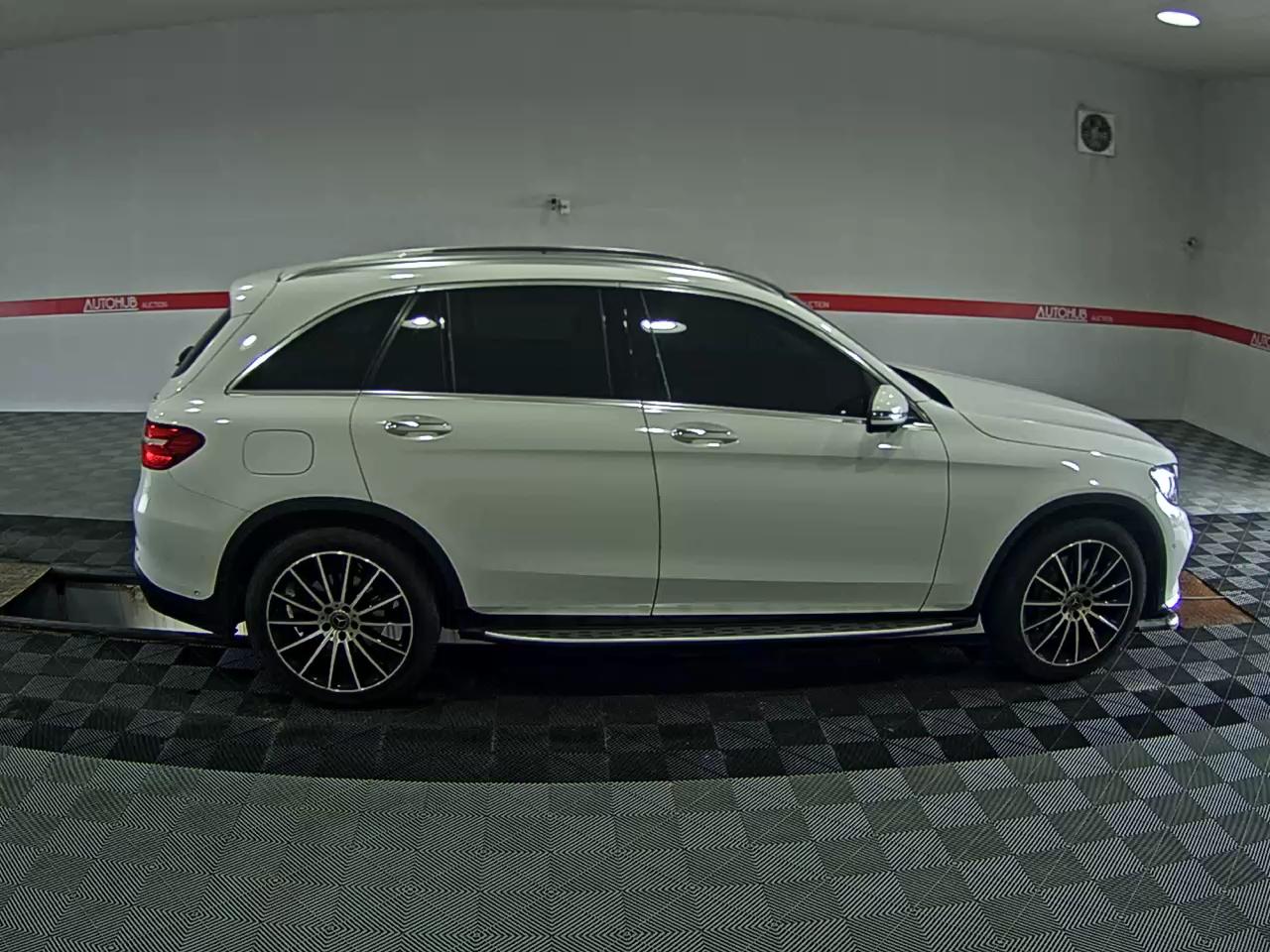 MERCEDES-BENZ GLC-CLASS GLC 300 4MATIC AMG LINE - фото 2