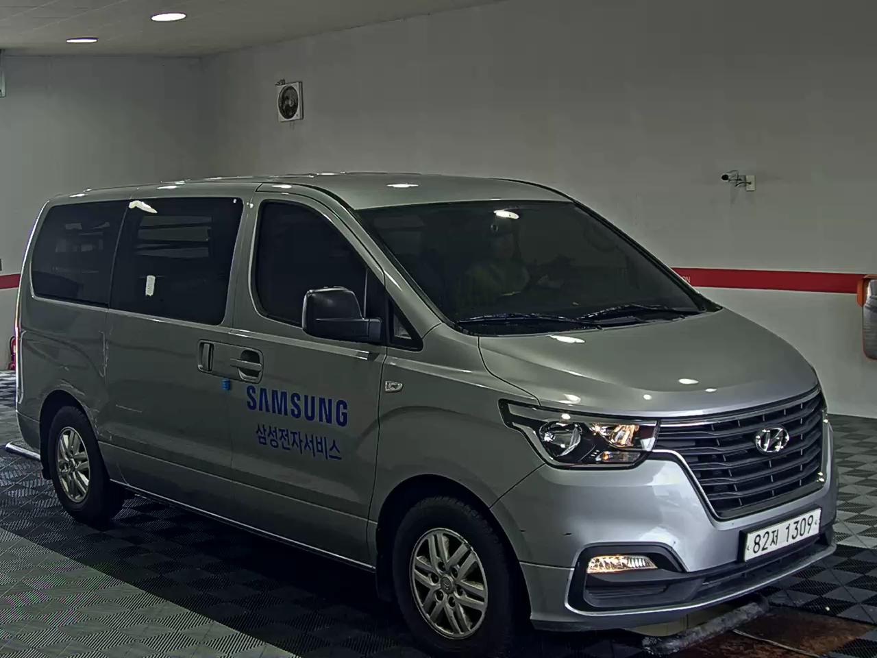 HYUNDAI THE NEW GRAND STAREX 3-SEATER DIESEL VAN SMART - фото 1