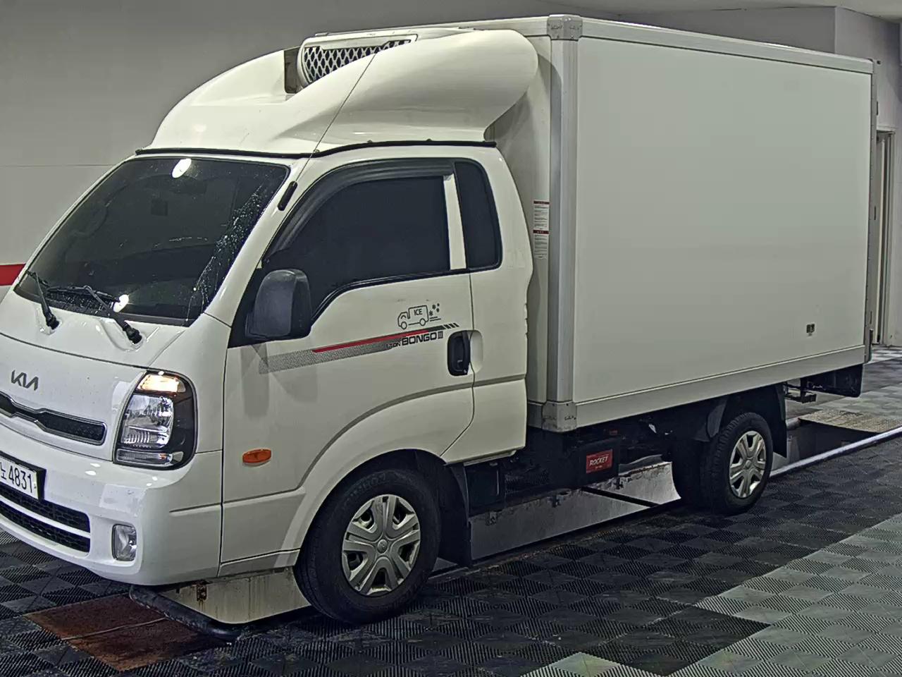 KIA THE NEW BONGO III CARGO FREEZER BOX TRUCK PLUS TYPE - фото 0