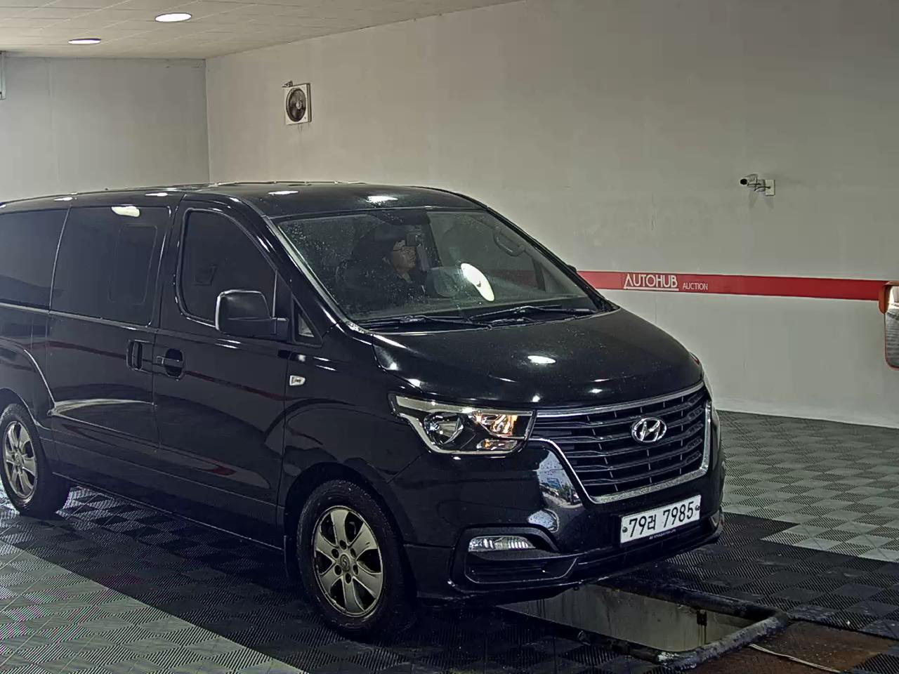 HYUNDAI THE NEW GRAND STAREX 11-SEATER DIESEL MODERN - фото 1