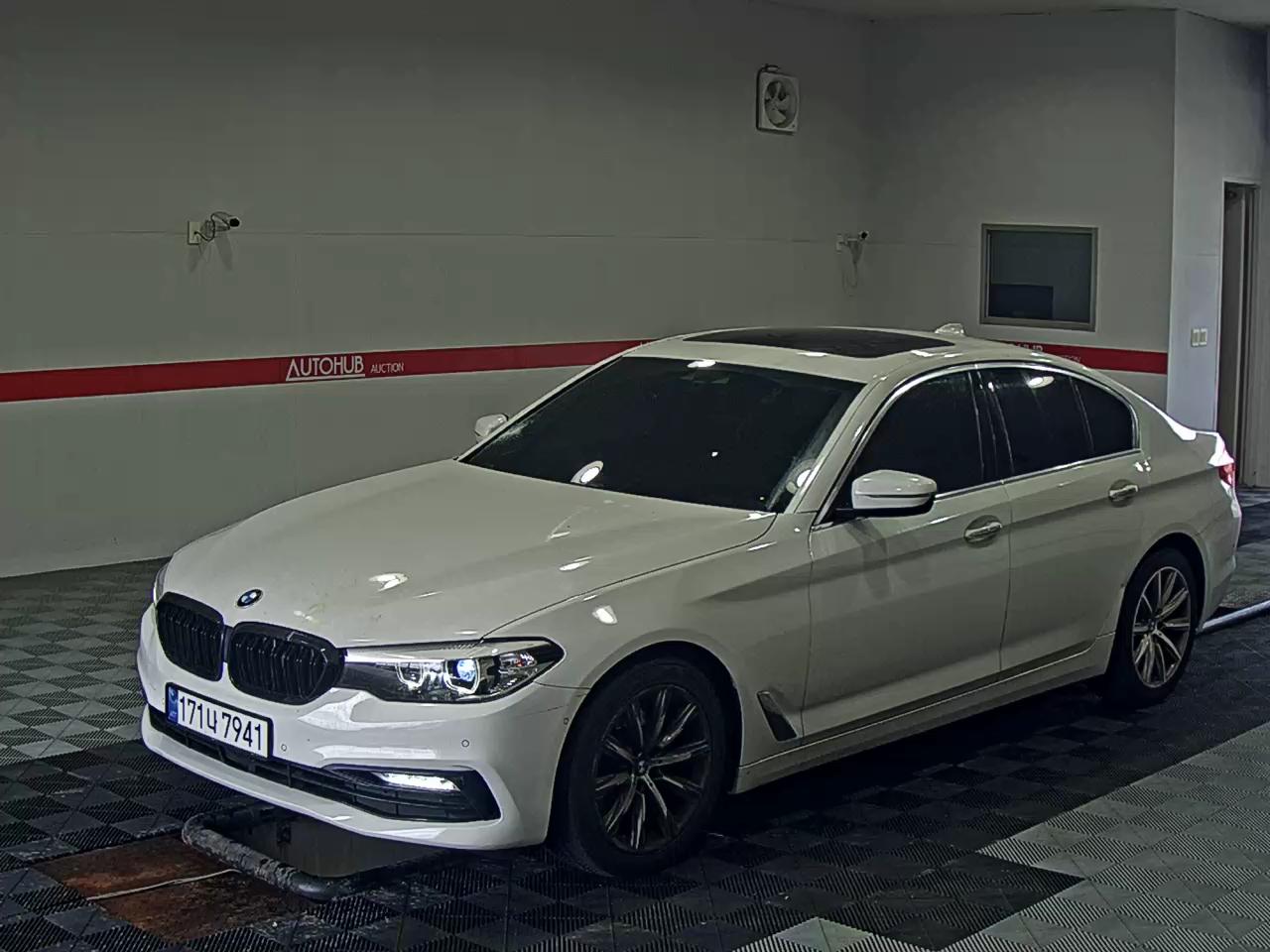 BMW 5 SERIES (7TH GEN) 520i LUXURY - фото 0