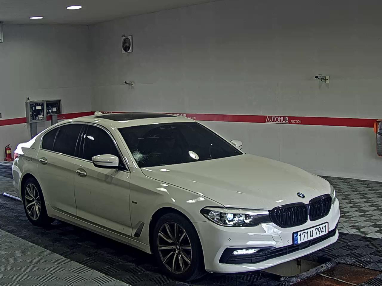 BMW 5 SERIES (7TH GEN) 520i LUXURY - фото 1