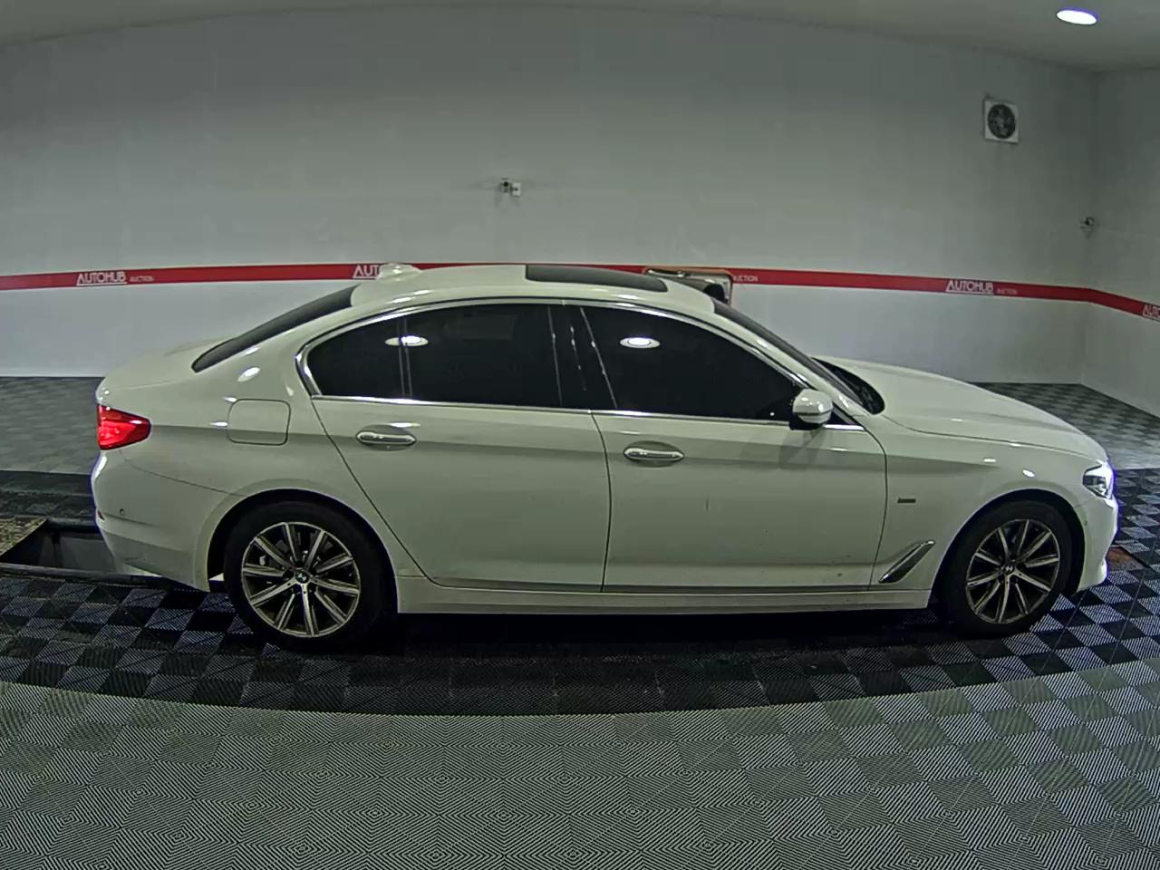 BMW 5 SERIES (7TH GEN) 520i LUXURY - фото 2