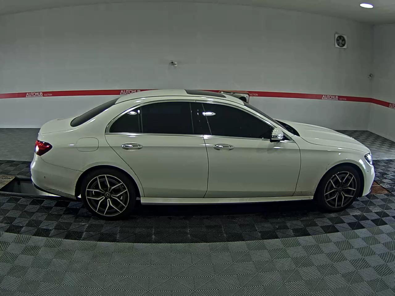 MERCEDES-BENZ E-CLASS (5TH GEN) E220d 4MATIC AMG LINE - фото 2