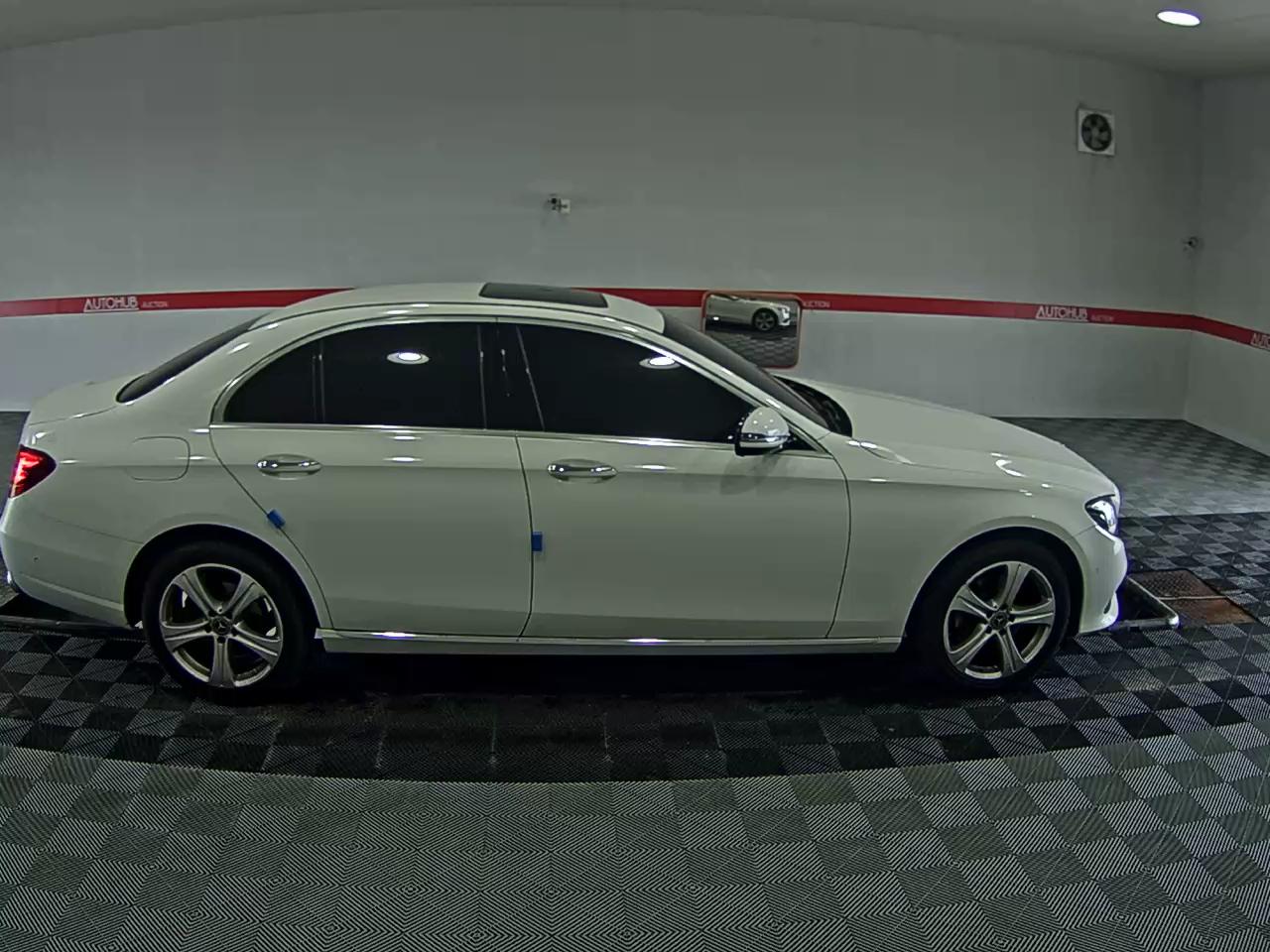 MERCEDES-BENZ E-CLASS (5TH GEN) E220d 4MATIC AVANTGARDE - фото 2