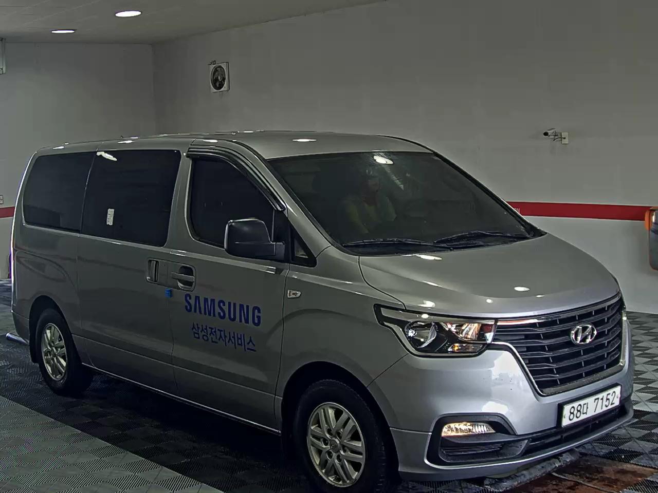 HYUNDAI THE NEW GRAND STAREX 3-SEATER DIESEL VAN SMART - фото 1