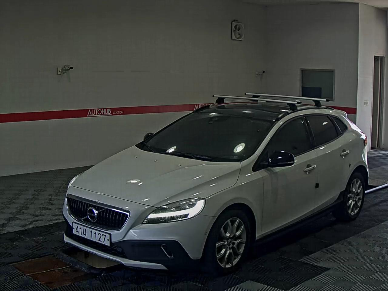 VOLVO V40 CROSS COUNTRY D3 MOMENTUM - фото 0