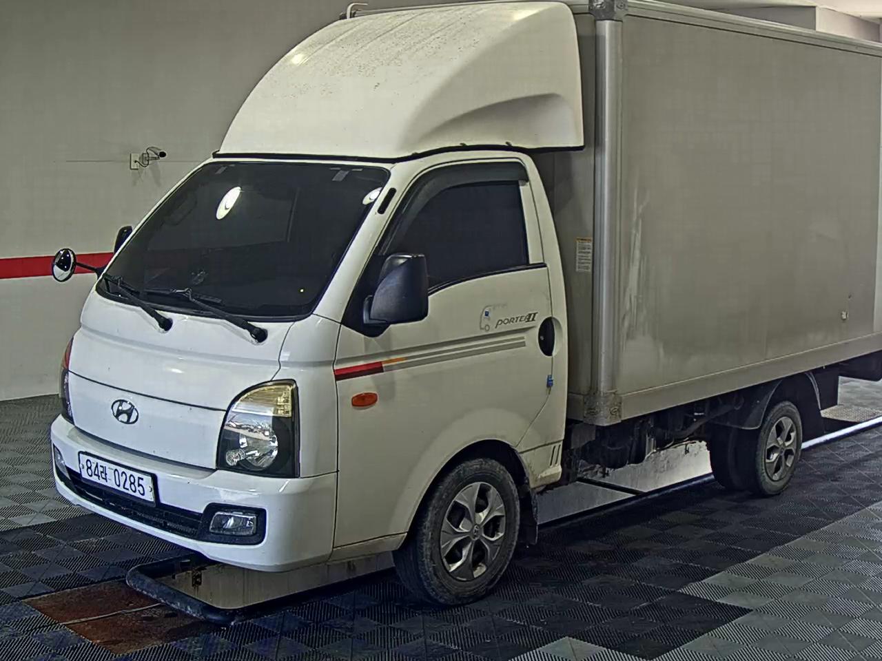 HYUNDAI PORTER II HIGH-ROOF BUILT-IN BOX TRUCK STANDARD CAB - фото 0