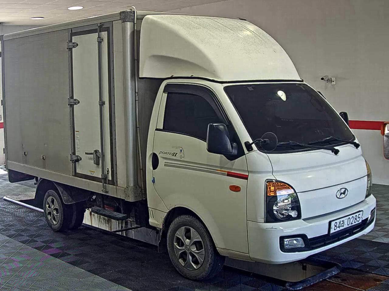 HYUNDAI PORTER II HIGH-ROOF BUILT-IN BOX TRUCK STANDARD CAB - фото 1