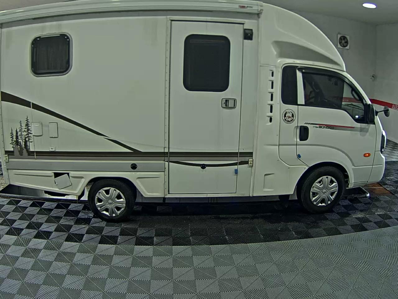 KIA THE NEW BONGO III CARGO WORK-THROUGH VAN - фото 2