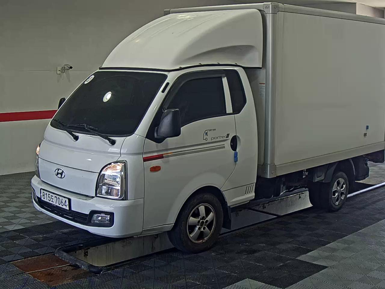 HYUNDAI PORTER II HIGH-ROOF BUILT-IN BOX TRUCK SUPER CAB - фото 0