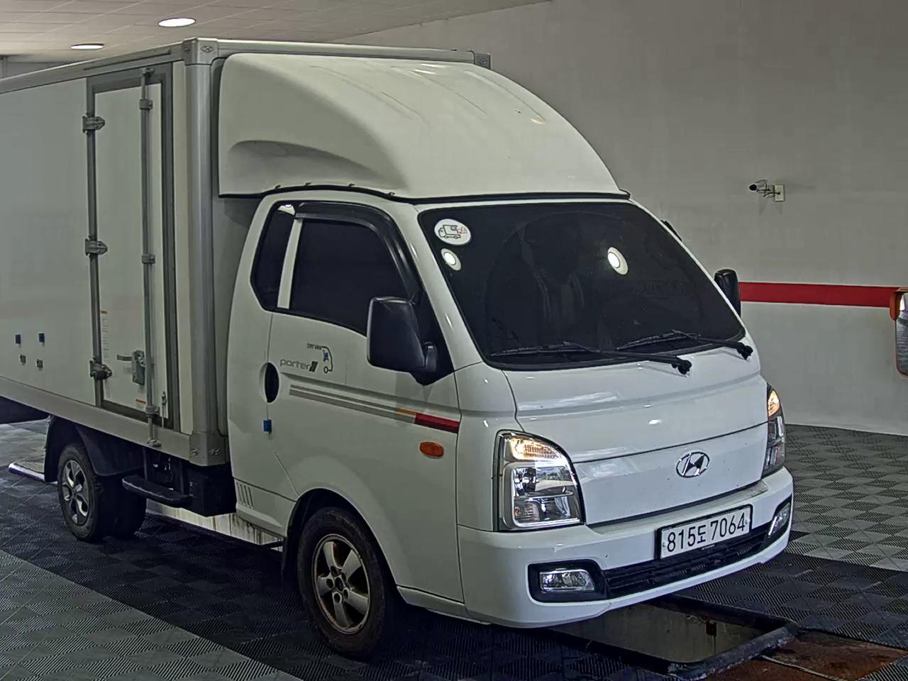 HYUNDAI PORTER II HIGH-ROOF BUILT-IN BOX TRUCK SUPER CAB - фото 1