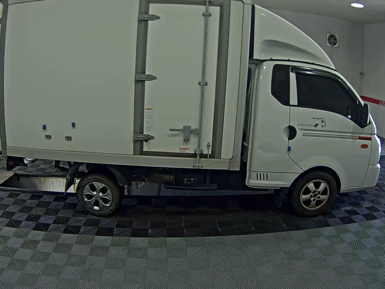HYUNDAI PORTER II HIGH-ROOF BUILT-IN BOX TRUCK SUPER CAB - фото 2