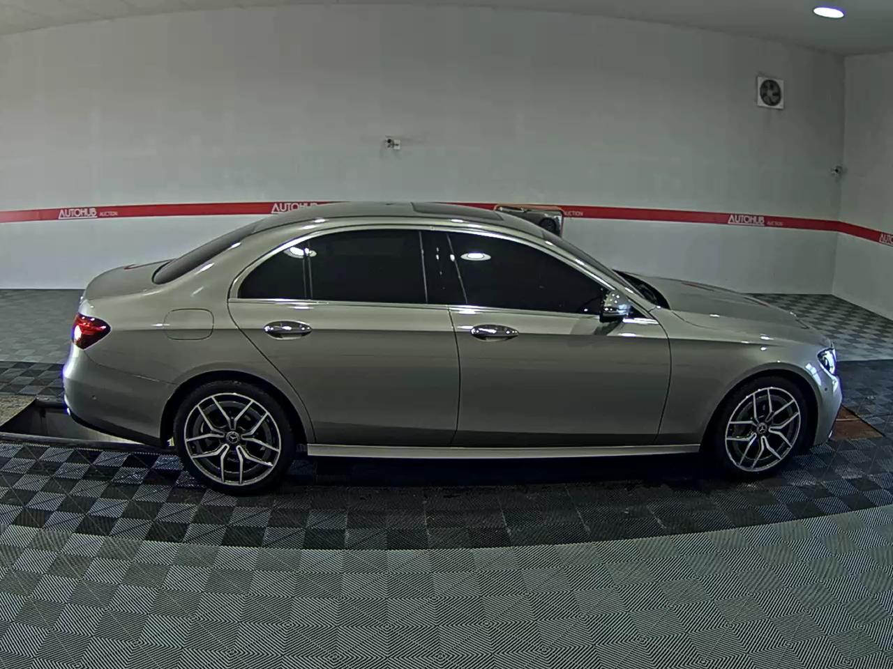 MERCEDES-BENZ E-CLASS (5TH GEN) E220d 4MATIC AMG LINE - фото 2