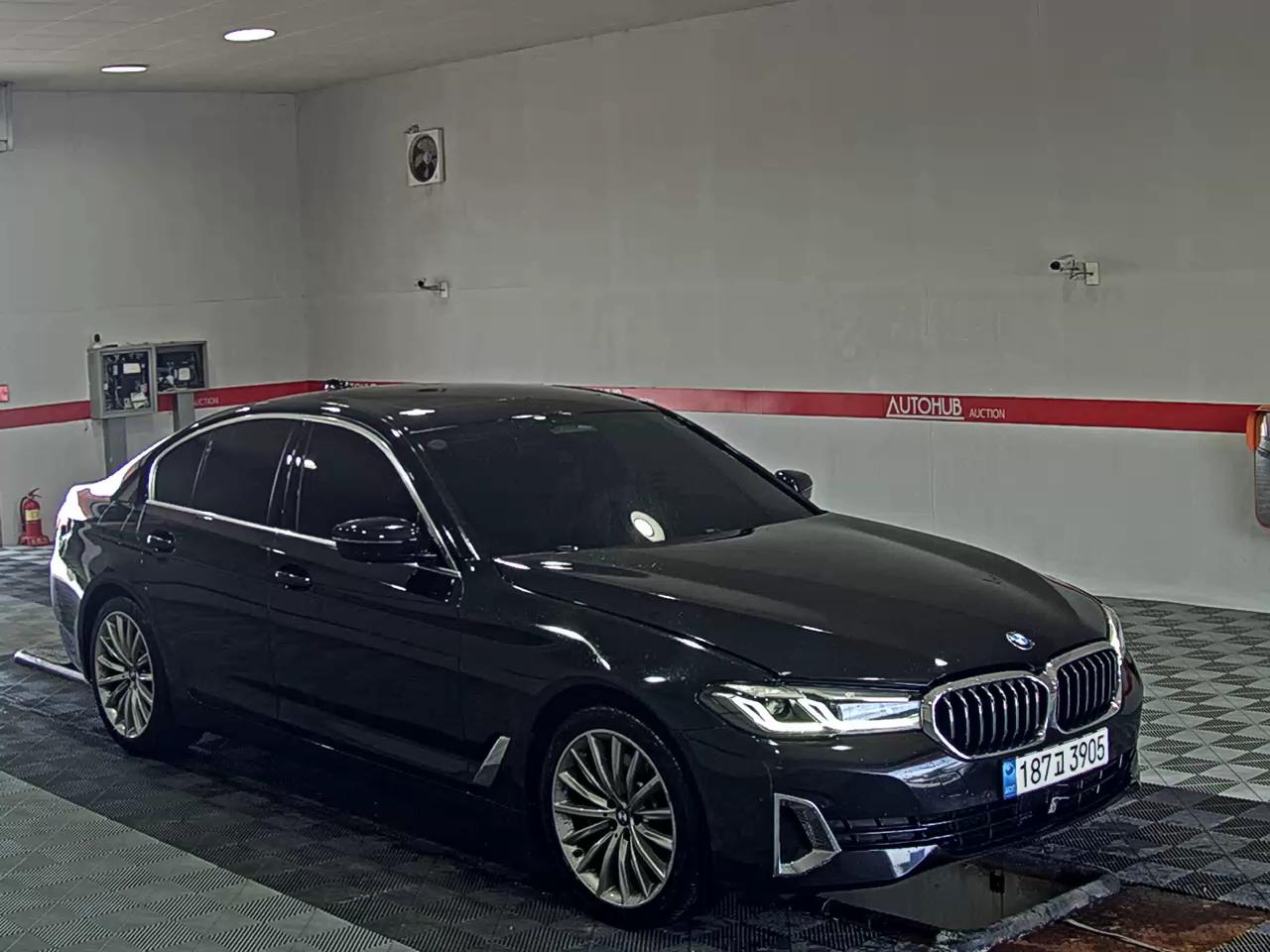 BMW 5 SERIES (7TH GEN) 530i LUXURY - фото 1