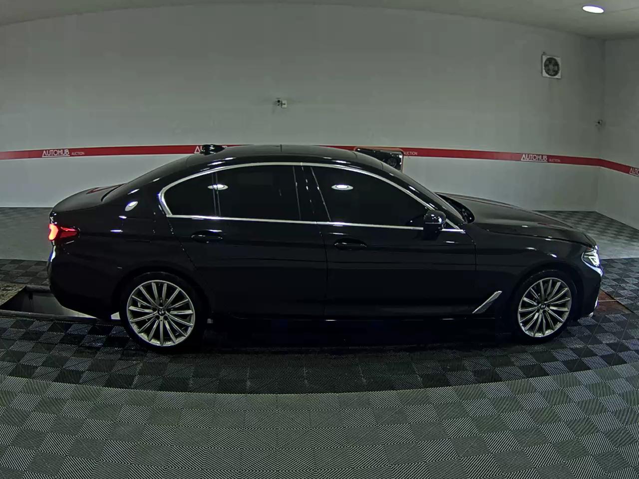 BMW 5 SERIES (7TH GEN) 530i LUXURY - фото 2
