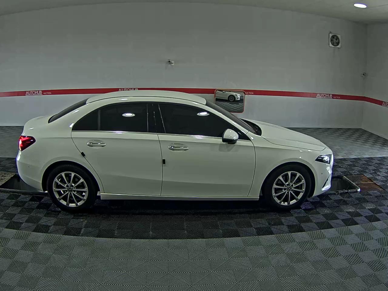 MERCEDES-BENZ A-CLASS (4TH GEN) A220 SEDAN - фото 2