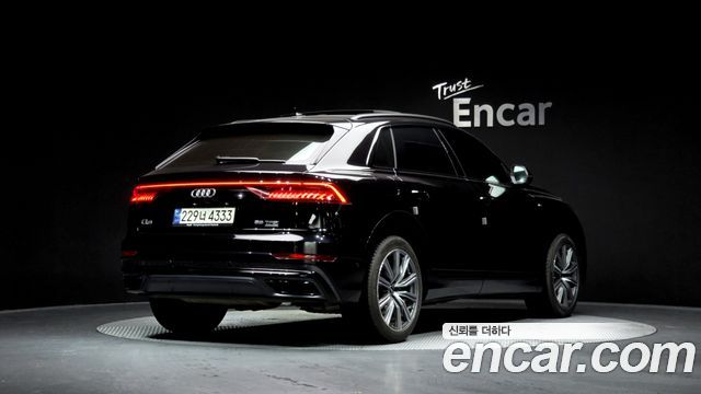 Audi Q8 55 TFSI Quattro Premium - фото 1