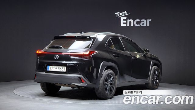 Lexus UX 250h 2.0 2WD - фото 1