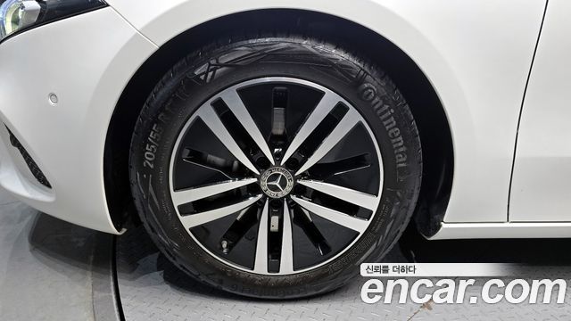 Mercedes-Benz A-Class W177 A220 Sedan - фото 4
