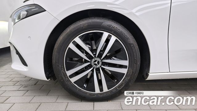 Mercedes-Benz A-Class W177 A220 Hatchback - фото 4
