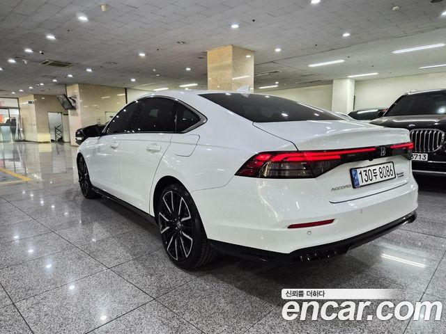 Honda Accord 11-го поколения 2.0 Hybrid Touring - фото 2
