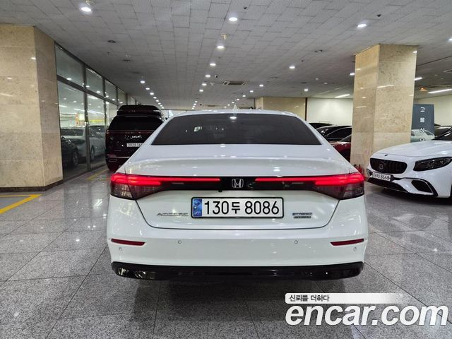 Honda Accord 11-го поколения 2.0 Hybrid Touring - фото 3