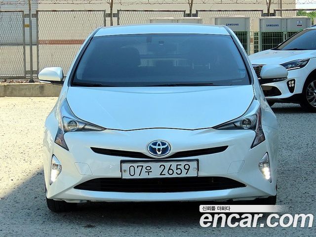 Toyota Prius 4-го поколения 1.8 E - фото 0