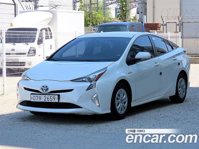 Toyota Prius 4-го поколения 1.8 E - фото 1