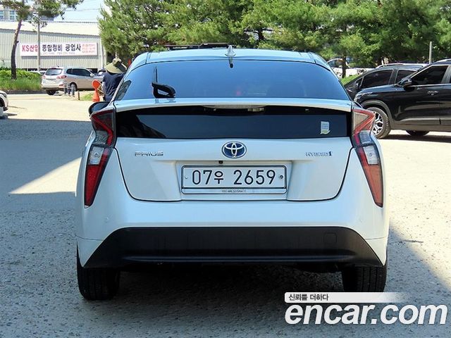 Toyota Prius 4-го поколения 1.8 E - фото 3