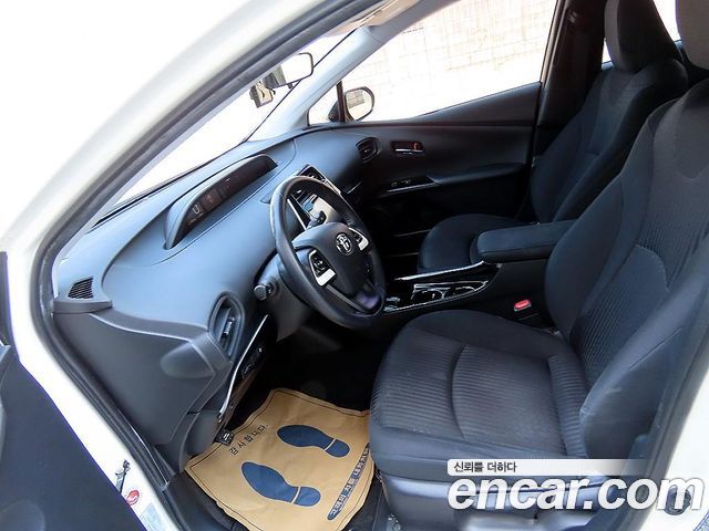 Toyota Prius 4-го поколения 1.8 E - фото 4