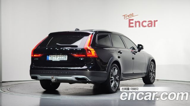 Volvo V90 Cross Country T5 Pro AWD - фото 1