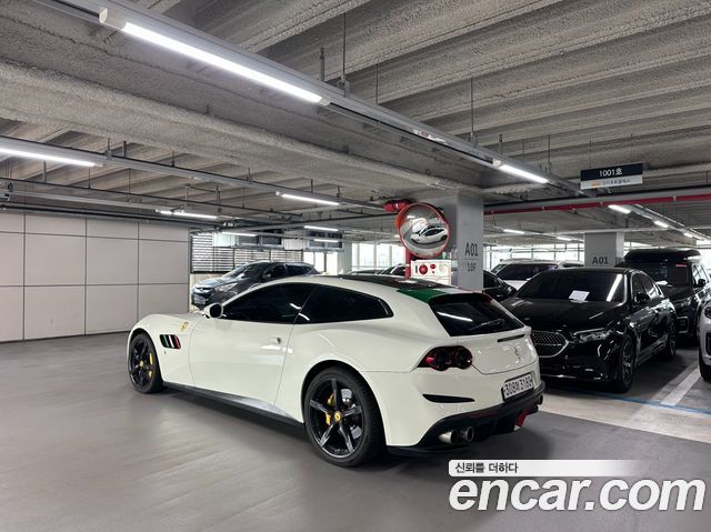 Ferrari GTC4 Lusso T 3.9 V8 - фото 1