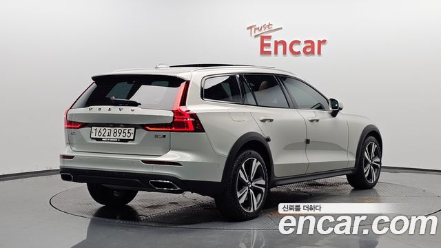 Volvo V60 Cross Country 2-го поколения B5 Pro AWD - фото 0