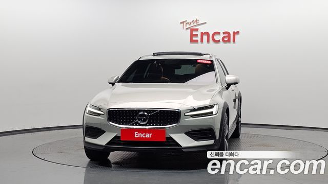 Volvo V60 Cross Country 2-го поколения B5 Pro AWD - фото 1