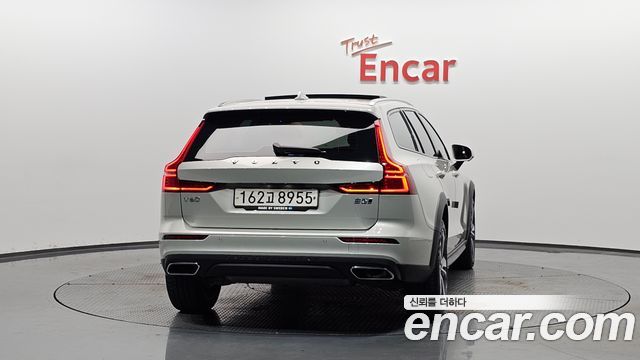Volvo V60 Cross Country 2-го поколения B5 Pro AWD - фото 2