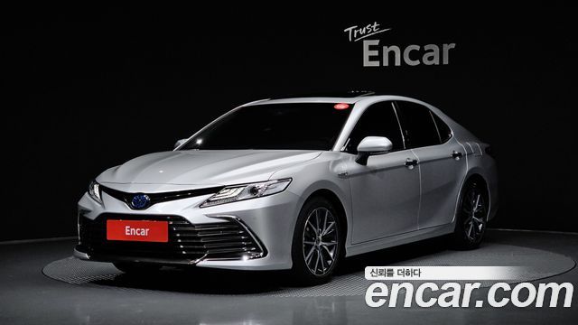 Toyota Camry XV70 2.5 XLE Hybrid - фото 0