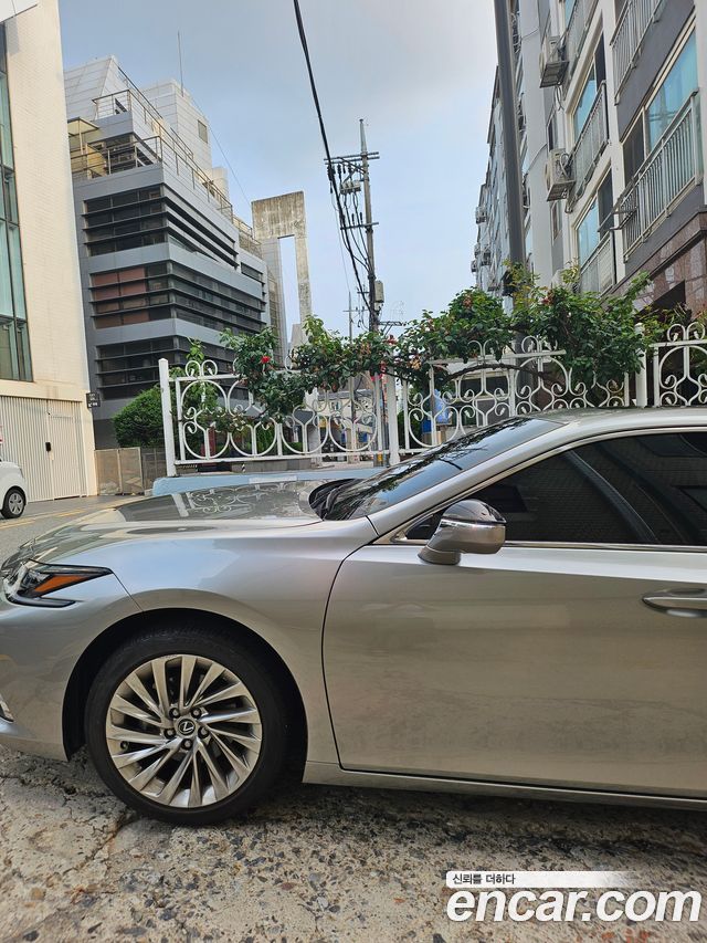 Lexus ES 300h 7-го поколения Executive - фото 0