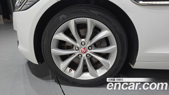Jaguar XF X260 20d Portfolio AWD - фото 4