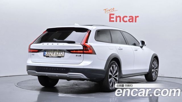 Volvo V90 Cross Country B5 Pro AWD - фото 0