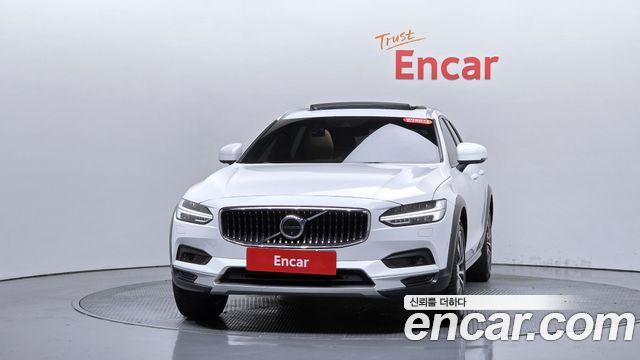 Volvo V90 Cross Country B5 Pro AWD - фото 1