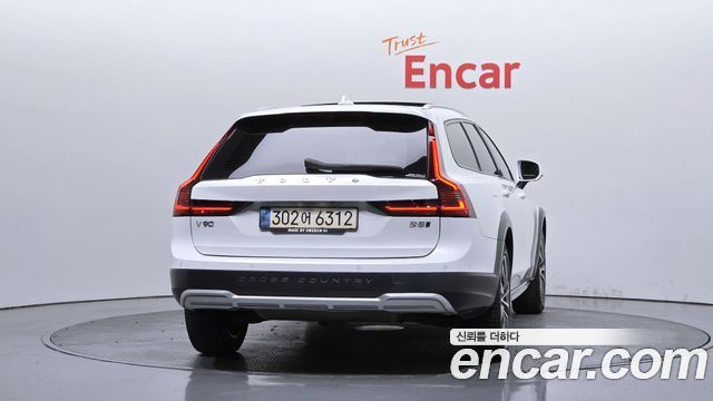 Volvo V90 Cross Country B5 Pro AWD - фото 2