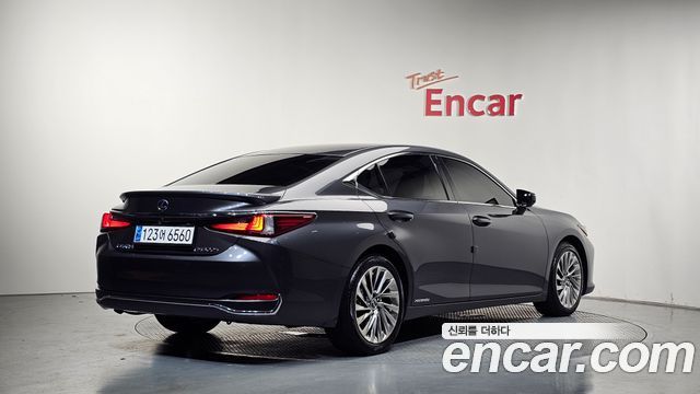 Lexus ES 300h 7-го поколения Executive - фото 1