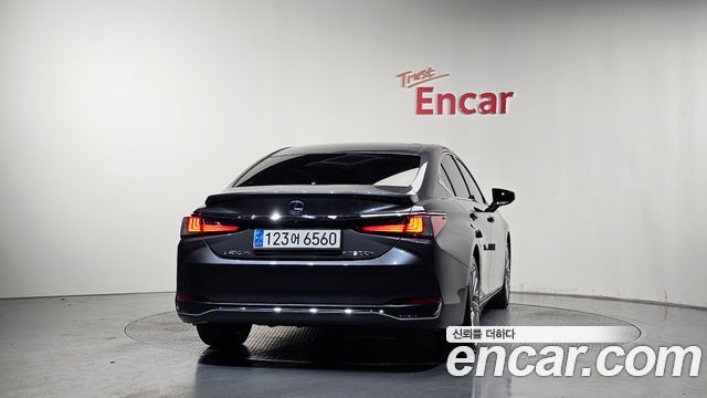 Lexus ES 300h 7-го поколения Executive - фото 3