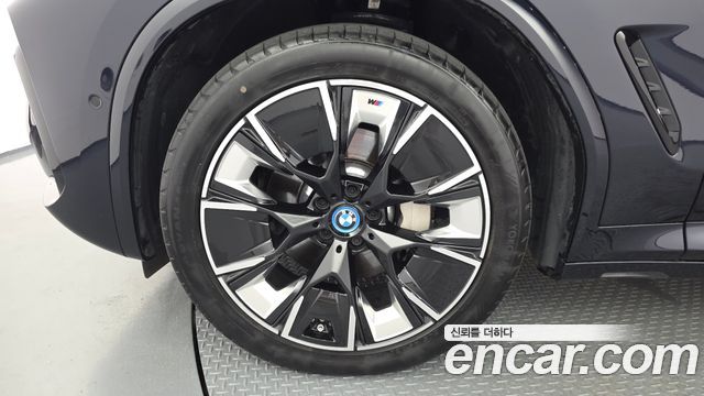 BMW iX3 M Sports - фото 4