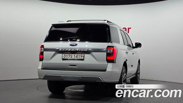 Ford Expedition Platinum 4WD 7Seater - фото 3