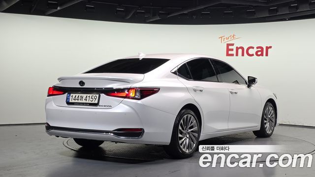 Lexus ES 300h 7-го поколения Executive - фото 1
