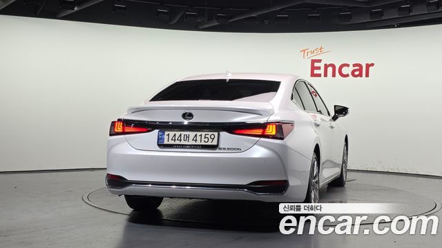 Lexus ES 300h 7-го поколения Executive - фото 3